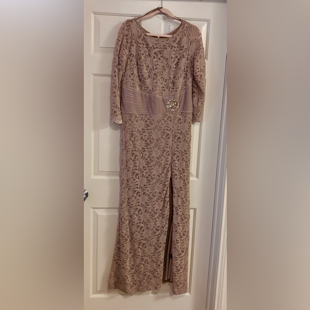 👑 Elegant Lace Evening Gown – CACHET – Size 14 ✨